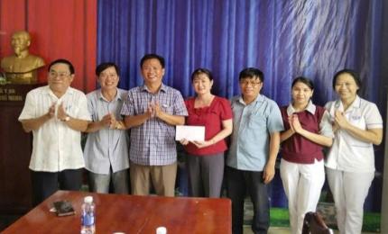 ồng chí Nguyễn Thái Đông, Bí thư Đảng ủy (thứ 3 từ bên trái qua) tặng quà cho lãnh đạo Trạm Y tế xã Hòa Hưng.